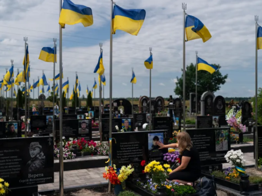Ushtarët e paidentifikuar ukrainas rivarrosen në Bucha