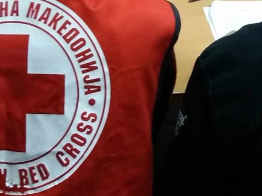 Kryqi i Kuq në Maqedoni vijon aksionin për t’i mbrojtur qytetarët nga dehidrimi