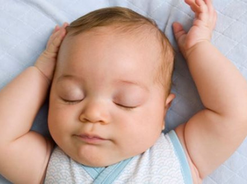 Pse buzëqeshin foshnjat në gjumë?