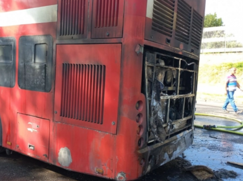 Është djegur një autobus dykatësh këtë pasdite në Shkup