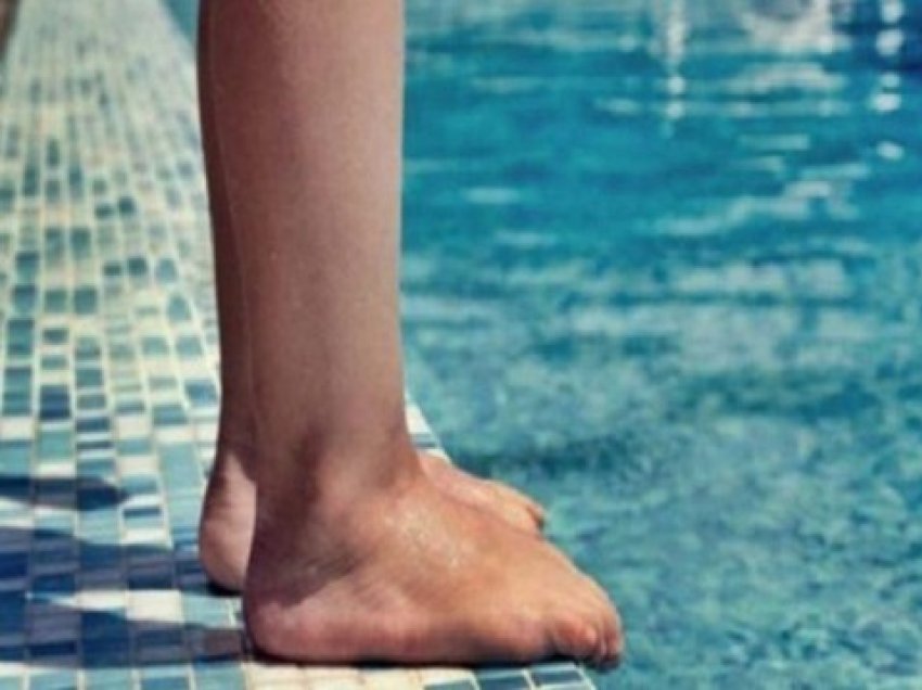 Si të mbroni lëkurën nga efektet negative të klorit të pishinës