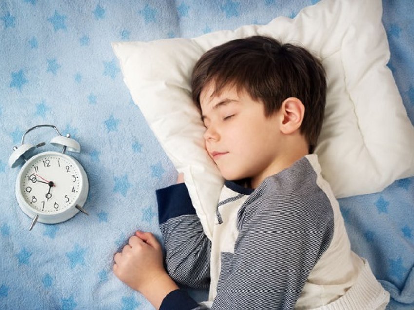 Fëmijët që flenë më vonë, probleme me matematikë e lexim