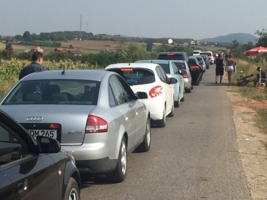 Ardhja e mërgimtarëve në Kosovë, pritje deri në tri orë te Dheu i Bardhë