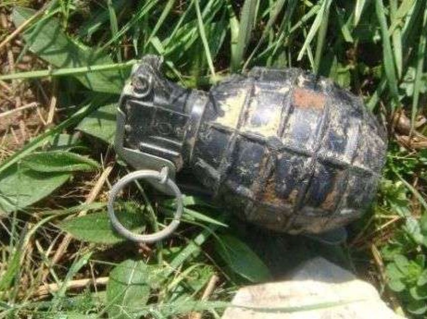 Gjenden tri granata dore në kulmin e një shkolle në Gramaqel të Deçanit