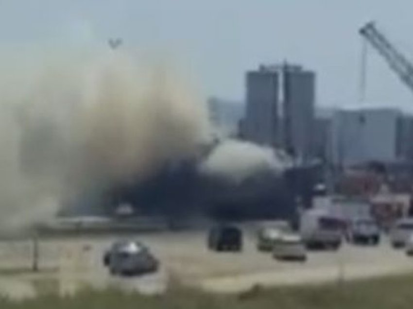 Zjarr në kuvertën e një anije në portin e Durrësit, rrezikohej shpërthimi i mjetit lundrues
