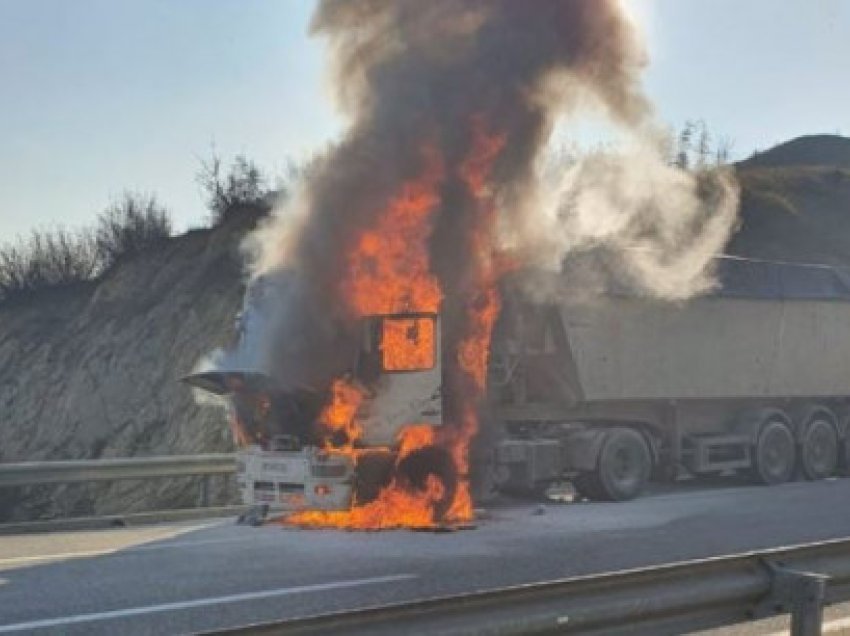 Pësoi defekt teknik, merr flakë kamioni në ecje e sipër pranë autostradës Elbasan-Tiranë