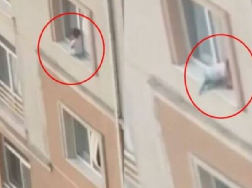 Rrezikoi të binte nga kati i pestë, policia në Lushnje shpëton vogëlushin e ngecur në dritare