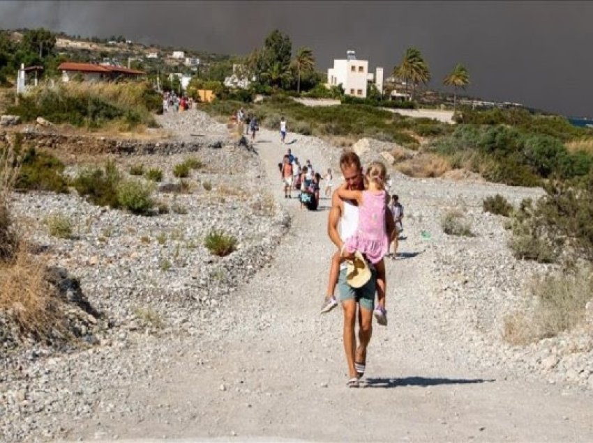 ​Greqia vazhdon luftën kundër zjarreve në ishujt Rodos dhe Korfuz
