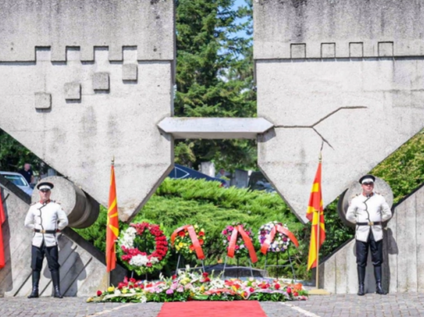 Me vendosjen e luleve para përmendores së viktimave të tërmetit në Shkup, u shënuan 60 vjet nga ngjarja tragjike