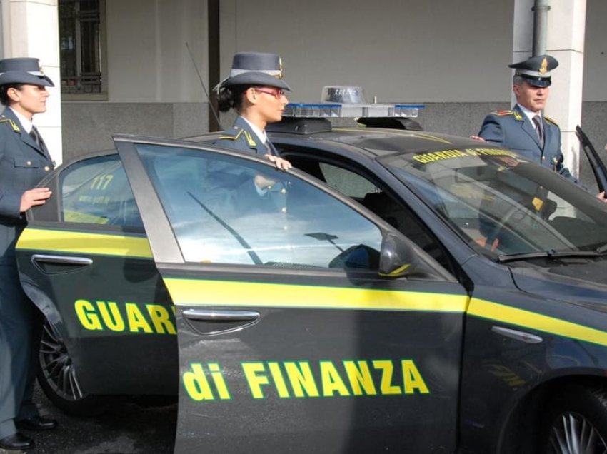 Policia “pushton” zyrat e klubit italian