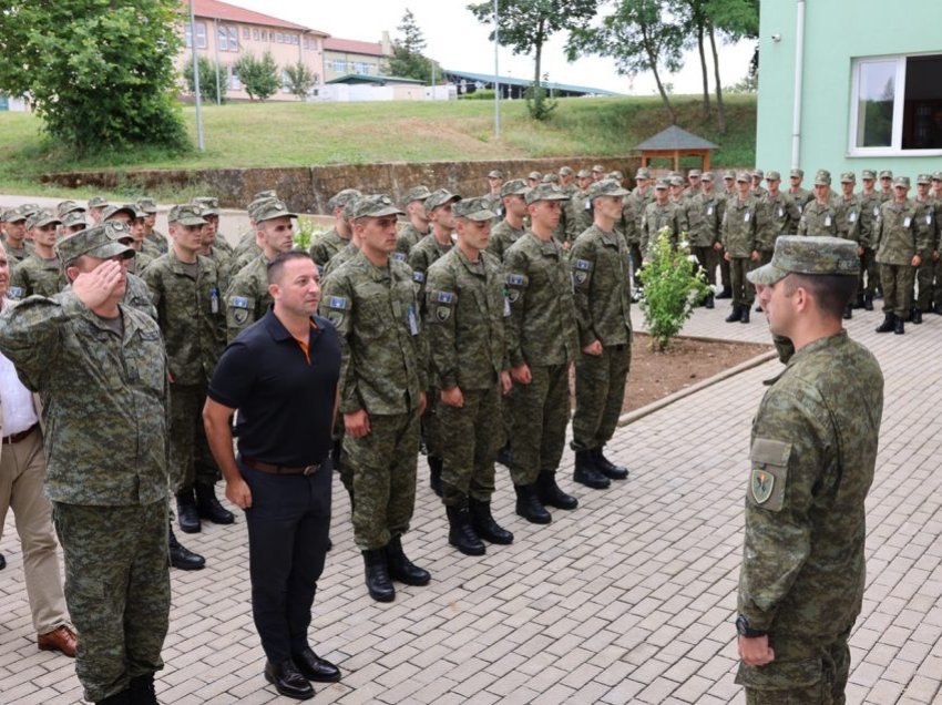 Mehaj vizitoi Komandën e Stërvitjes në Ferizaj: 316 rekrutët e rinj, nder dhe krenari duke u trajnuar për t’i shërbyer atdheut