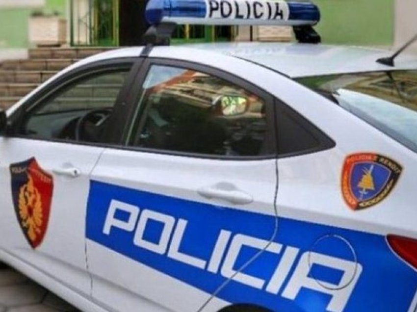 Aksident në aksin Vlorë-Kuç, përplasen ‘kokë më kokë’ dy makina, plagoset një e moshuar