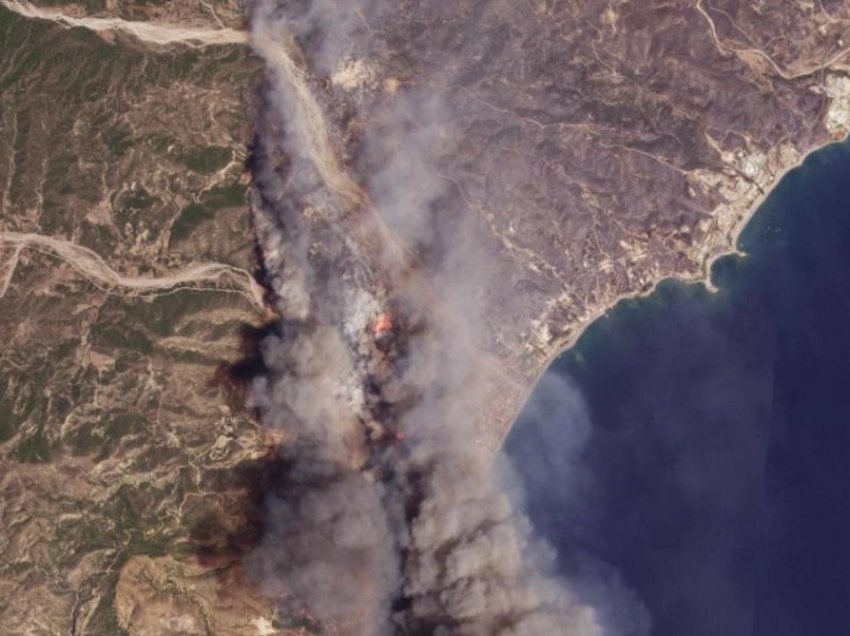 Zjarret i afrohen Athinës, evidentohet rritje enorme e emetimit të karbonit
