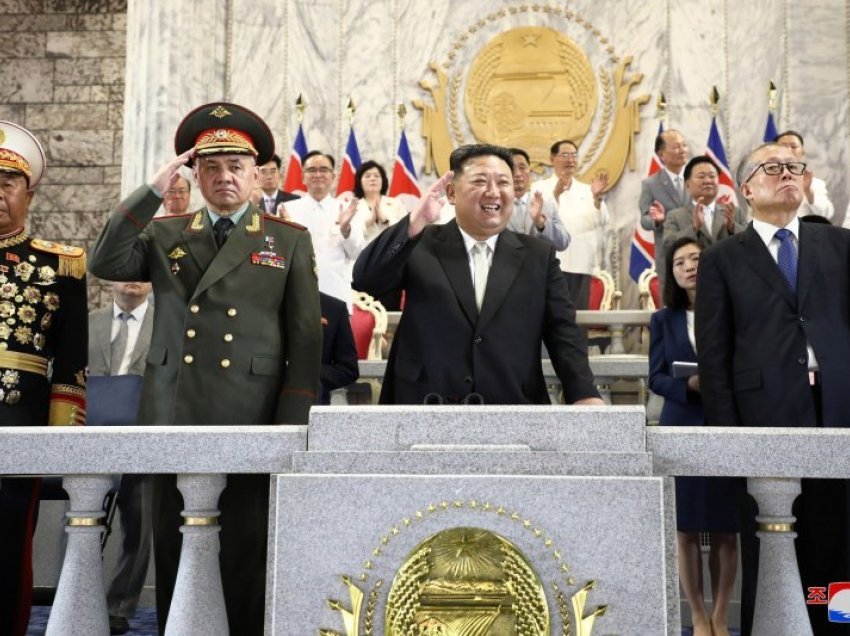Kim Jong Un shikon armë të reja në paradën ushtarake me zyrtarët rusë dhe kinezë