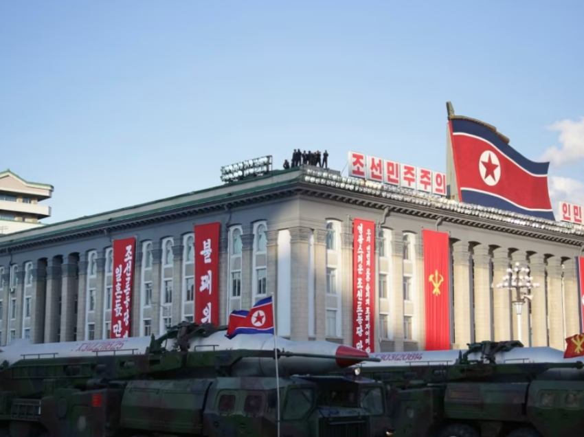 Koreja e Veriut paraqet raketa balistike në paradën ushtarake