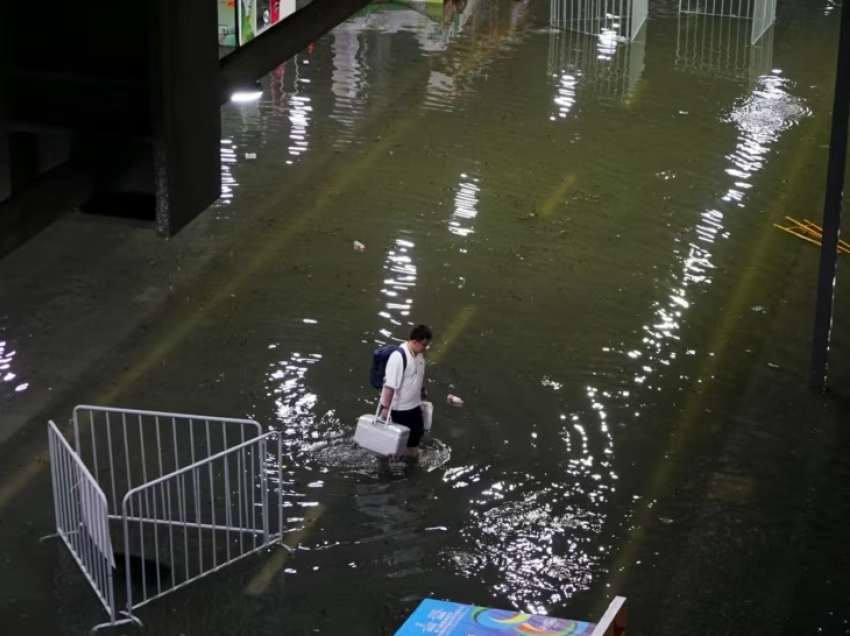 Tajfuni Doksuri godet Kinën me erëra të forta dhe shi