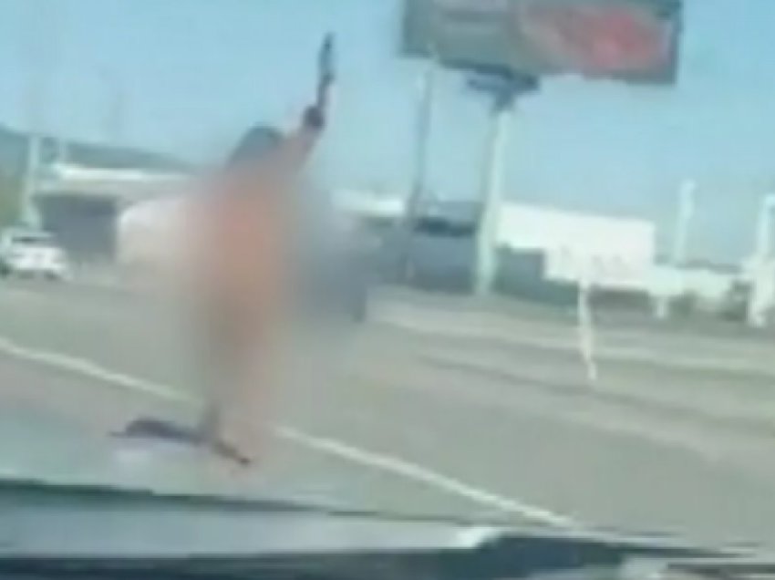 Me armë në dorë dhe e zhveshur, gruaja del në autostradë duke i kërcënuar shoferët