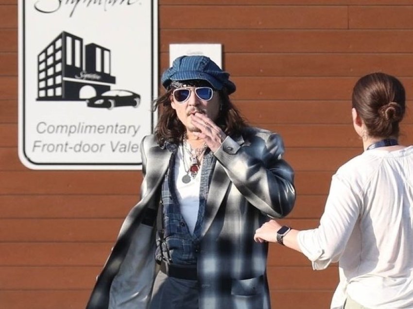 Mes problemeve shëndetësore, Johnny Depp shfaqet në publike me bastun
