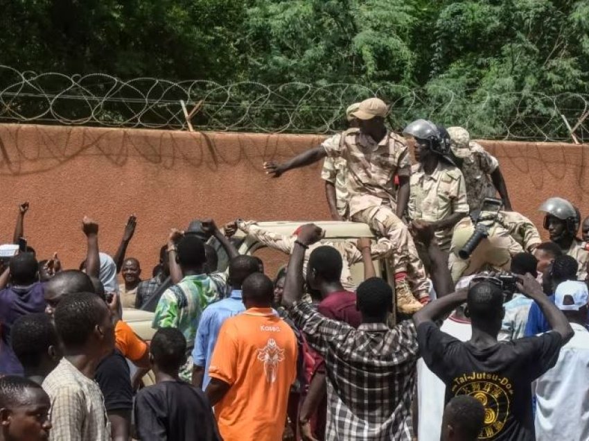 Niger: Protestuesit sulmojnë ambasadën franceze, valëvisin flamuj rusë