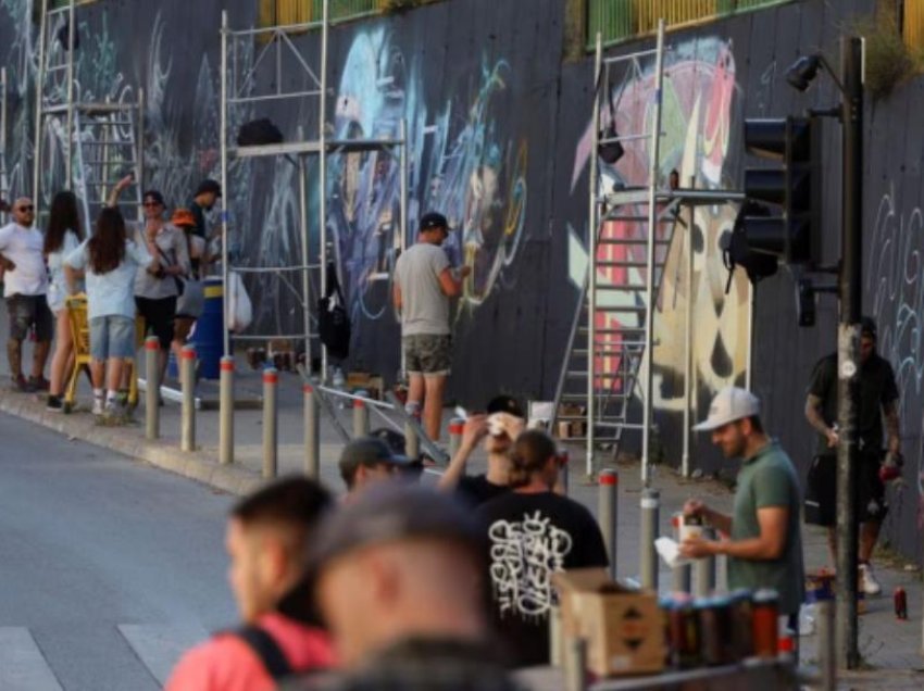 Reuters për Prishtinën: Kryeqyteti i betonit po përpiqet të bëhet më tërheqës me grafite