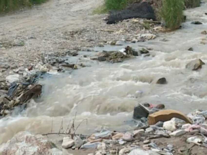 Diga përgjatë lumit Poroj mbetet në harresë, banorët druajnë nga përmbytjet
