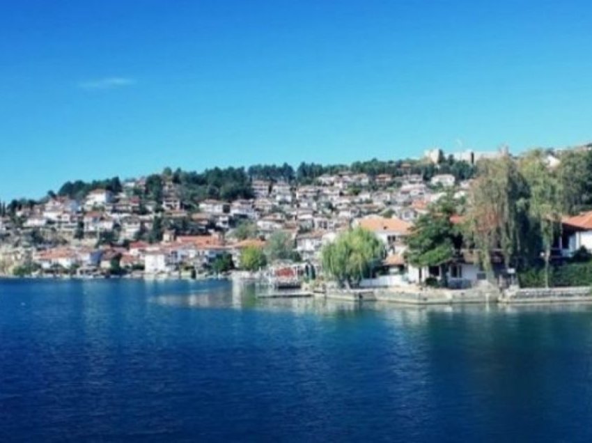 Një varkë me vela u përmbyt në Liqenin e Ohrit, policia shpëton tre persona