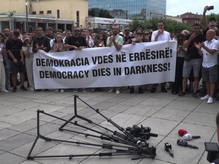 ​Protestojnë gazetarët: Vendimi për marrjen e licencës së Klan Kosovës, ndërhyrje në lirinë mediave