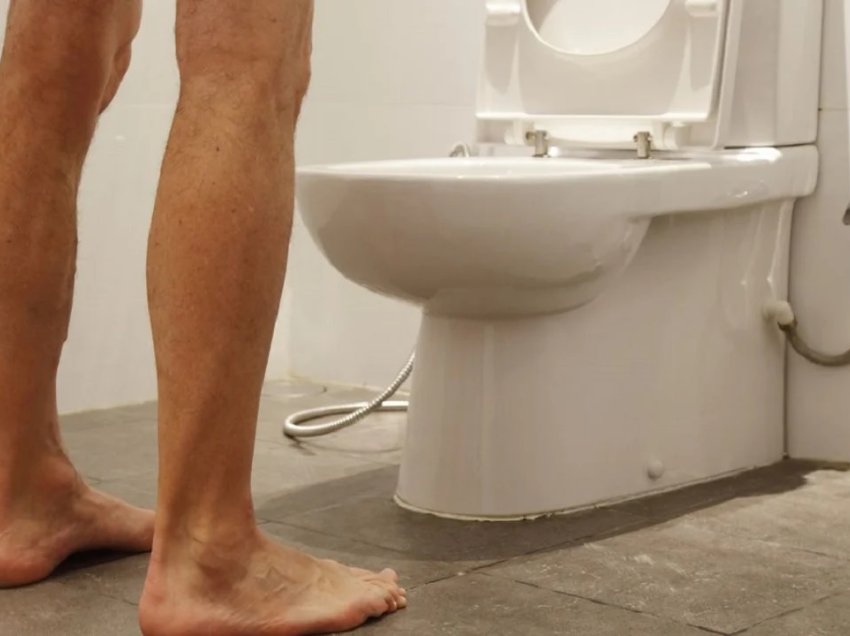 Ekspertët: Burrat kanë urinuar gabim gjithmonë, nuk duhet të qëndrojnë në këmbë