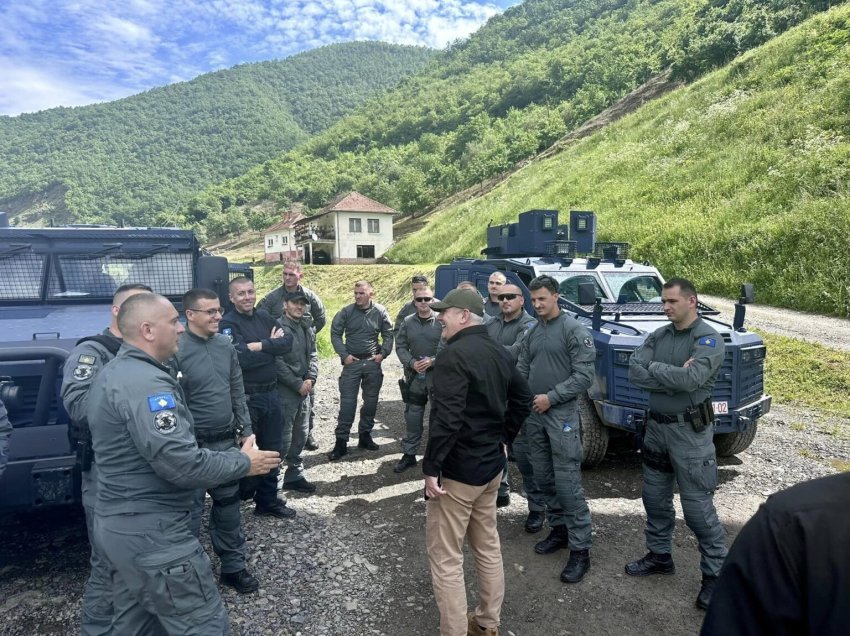 Xhelal Sveçla viziton Policinë e Kosovës në veri