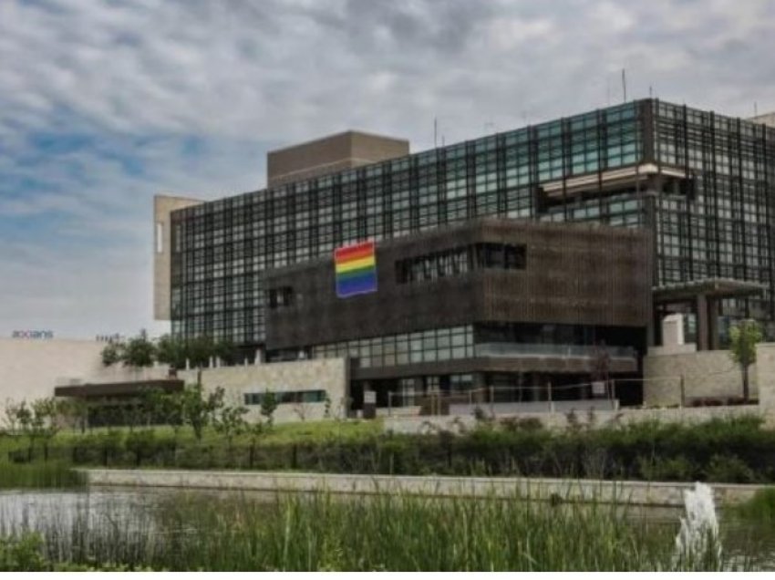 Ambasada amerikane në Prishtinë, vendos në krye flamurin e LGBTQI+