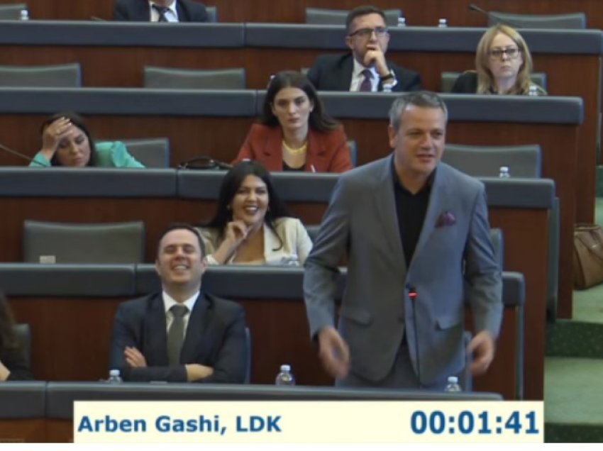 Gashi tha se s’replikojnë me Gërvallën pasi s’i plotëson kriteret, Abdixhiku e deputetët e LDK’së “shkrihen” duke qeshur