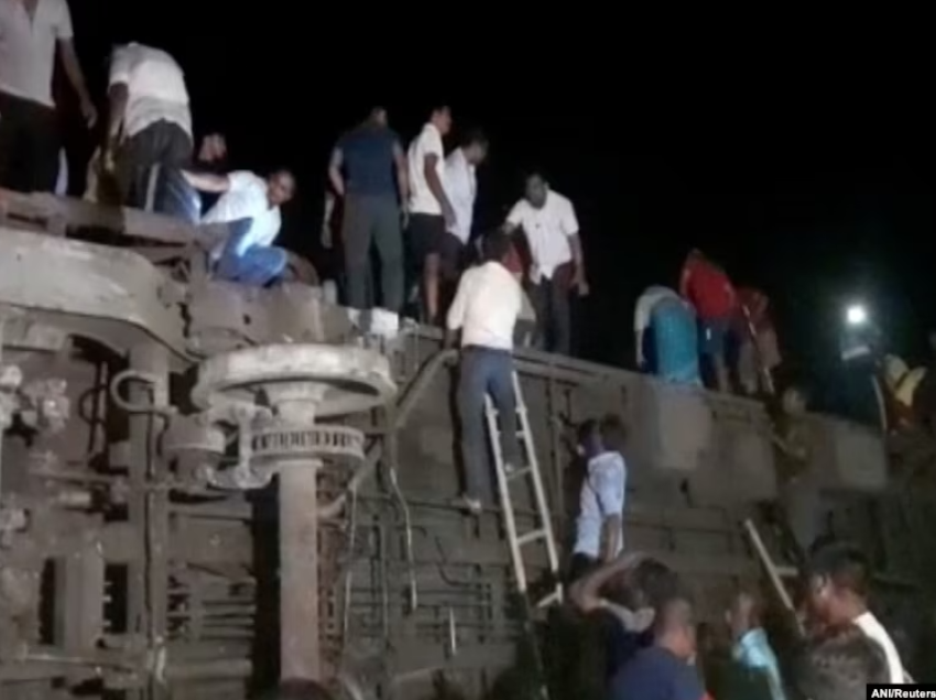 Përplasen trenat në Indi, 50 të vdekur dhe 300 të plagosur