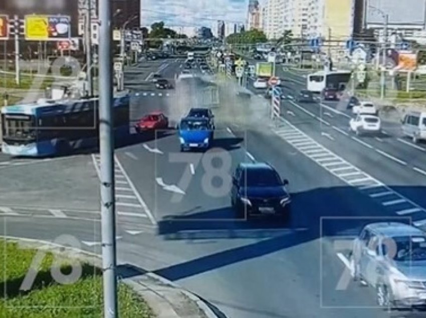 Shoferi i kamionit humb kontrollin, futet në kahjen e kundërt – godet dhjetëra vetura në Shën Petersburg