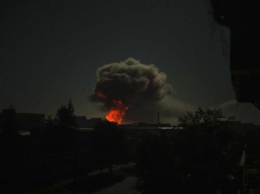 Një seri shpërthimesh trondit qytetet e pushtuara nga Rusia në jug të Ukrainës, thonë zyrtarët
