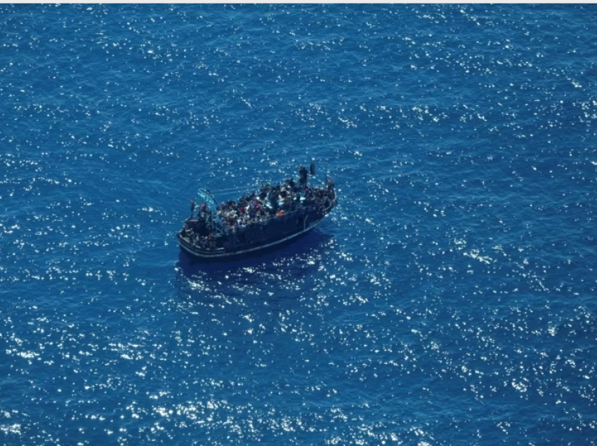 Greqia nis hetimet për videon që tregon autoritetet duke rikthyer në det të hapur emigrantët 