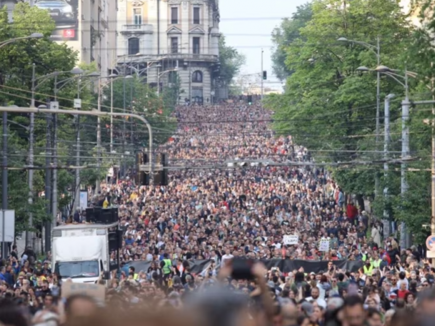 Protestat në Beograd, analistja amerikane: Egoja e Vuçiqit s’po mund ta pranojë që miliona serbë nuk mund ta durojnë atë