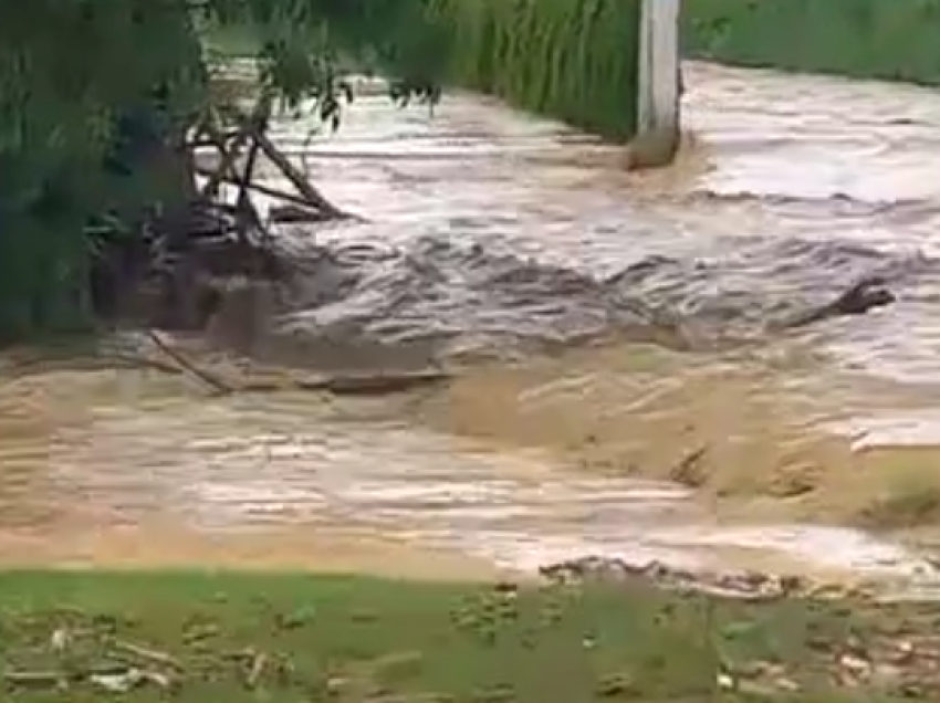 Reshje të mëdha të shiut, vërshohet një fshat i Skenderajt