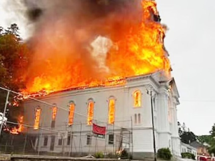 Goditet nga rrufeja, zjarri shkatërron kishën 280 vjeçare