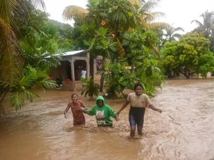 Reshjet e dendura të shiut shkaktojnë përmbytje, raportohet për 42 viktima në Haiti