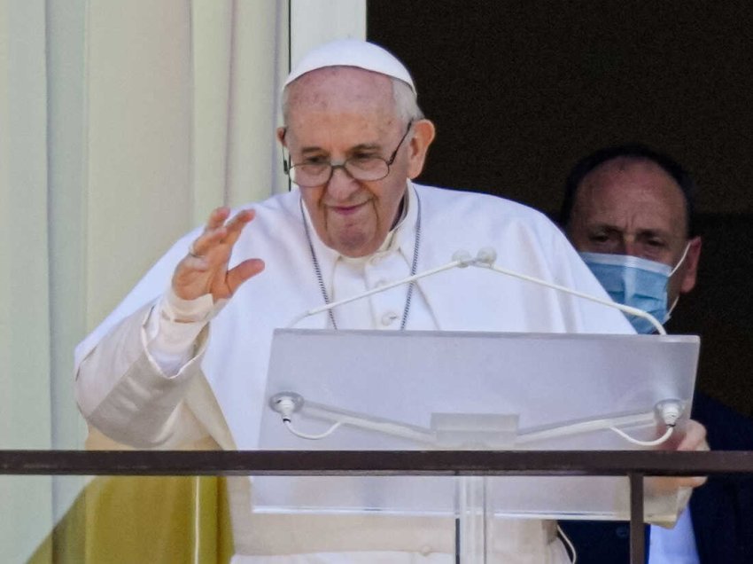 Papa Françesku do t’i nënshtrohet një operacioni në zorrë