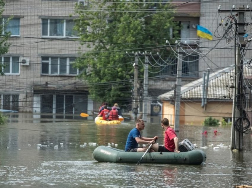 Momenti kur ndodh shpërthimi afër pikës së evakuimit në Kherson, rusët nuk kursejnë askënd