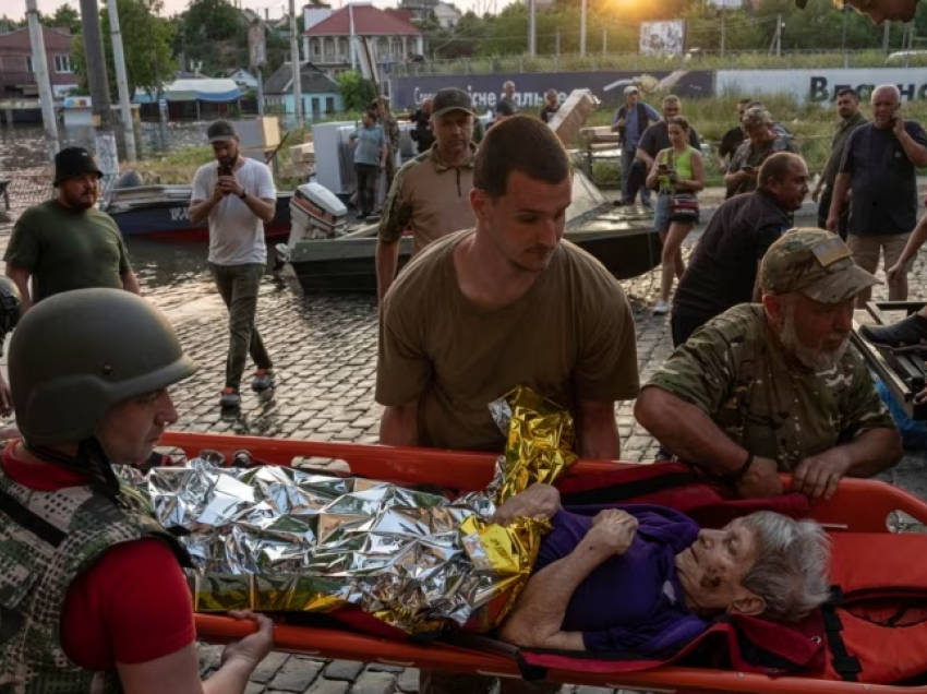 Rusia sulmon Hersonin, vazhdojnë operacionet e shpëtimit në zonat e vërshuara të Ukrainës