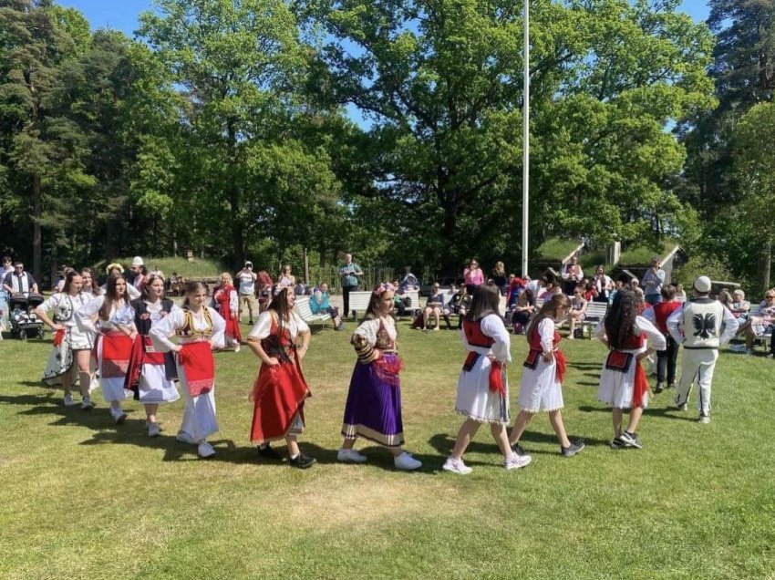 Vallja shqipe jehon në Boras Ramnaparken në veriun e largët të Suedisë