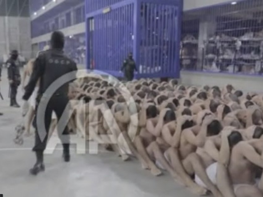 ​Imazhe tronditëse të të burgosurve gjysmë të zhveshur të ulur në dysheme në El Salvador