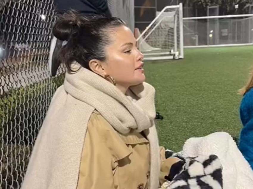 Selena Gomez flirton hapur me futbollistët