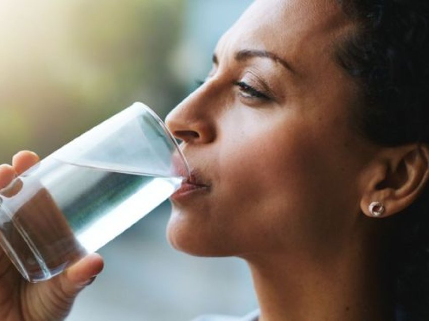 Sasia e ujit që duhet të pini, për të humbur peshë