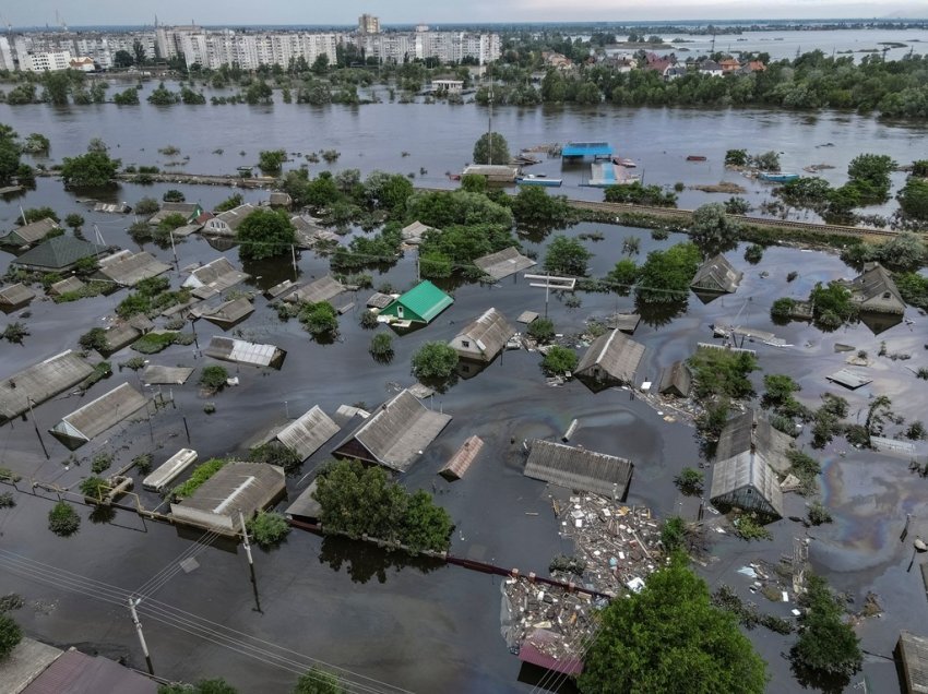 Pamjet e dëmeve nga përmbytjet në Kherson pas thyerjes së digës