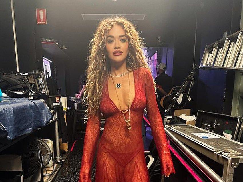 Rita Ora nuk i lë vend imagjinatës me fustanin e kuq transparent