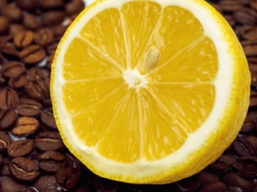 Pse shumë njerëz po konsumojnë kafe me limon? Ky është efekti i saj
