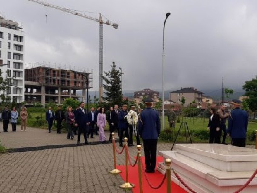 ​Liderët e shtetit bën homazhe te varri i Rugovës dhe Demaçit
